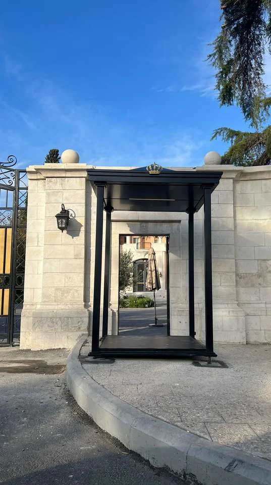 Zahran Palace sentinel stands — portfolio photograph 1