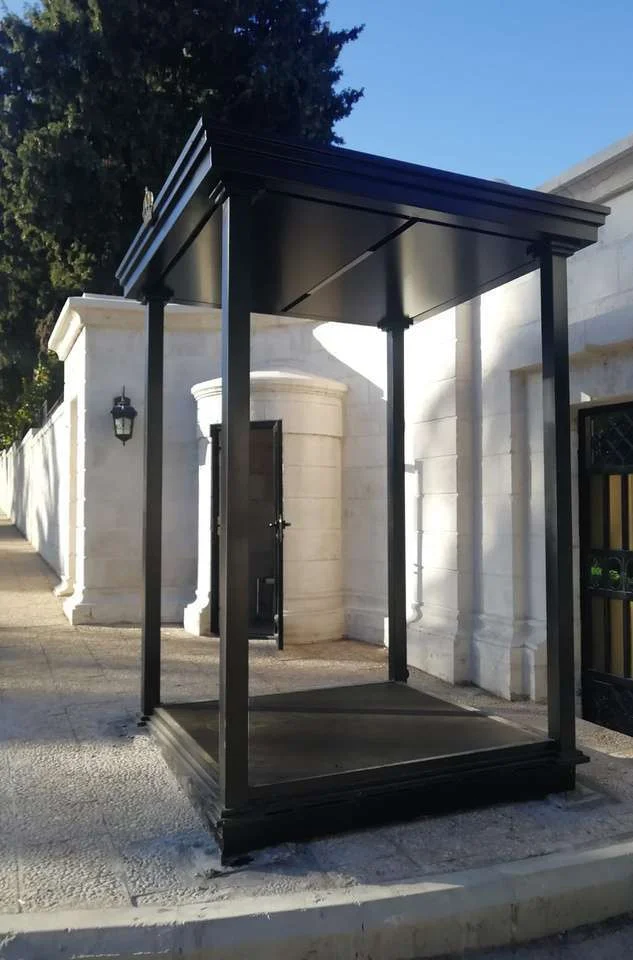 Zahran Palace sentinel stands